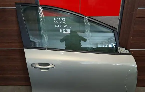 KIA Ceed Front door