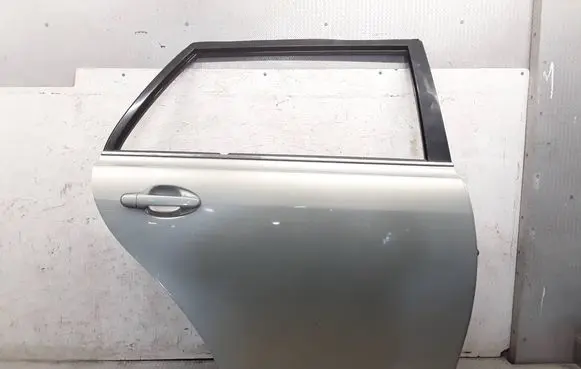 Toyota Avensis T250 Rear door