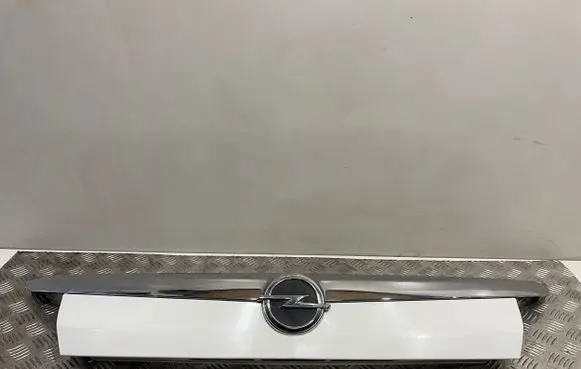 Opel Insignia A Rear light center trim bar blend 