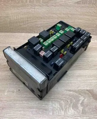 Chrysler Voyager Fuse module 04727080AD 04869204AI
