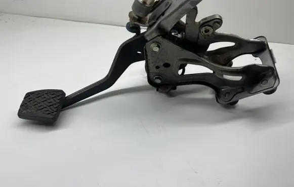 Lexus IS 220D-250-350 Brake pedal