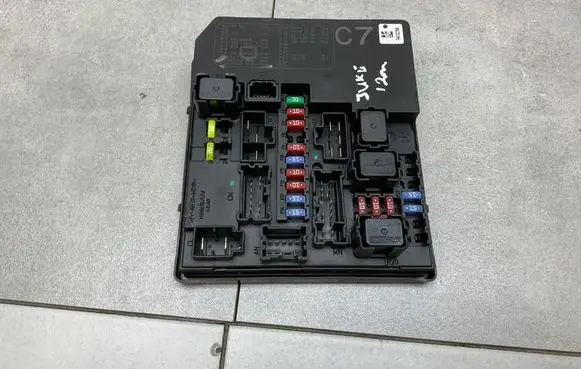 Nissan Juke I F15 Fuse module 284B71KB0B