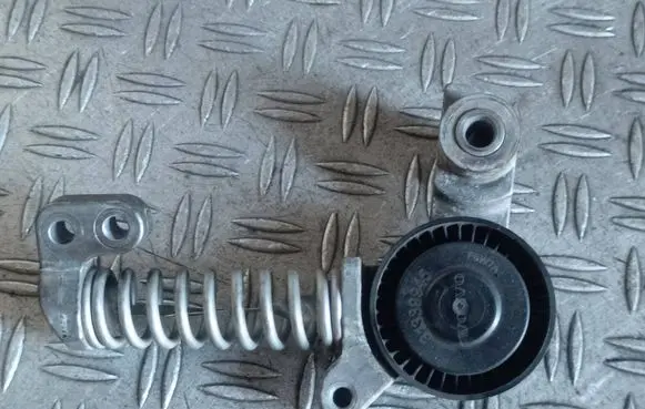 Volvo V40 Generator/alternator belt tensioner 31339945