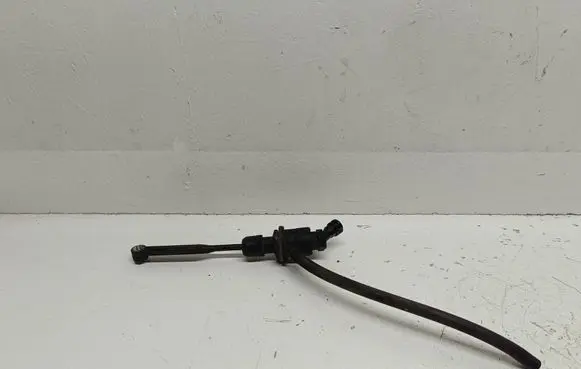 Renault Master III Clutch master cylinder 8200673232B