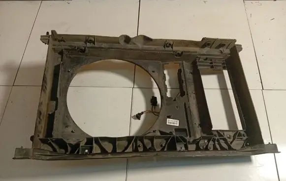 Peugeot 307 Radiator cooling fan shroud 9640057480