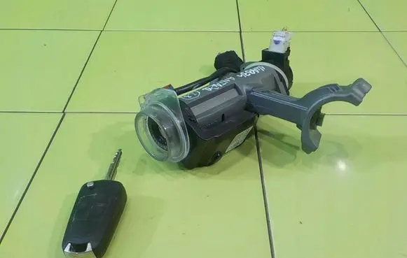 Volkswagen Sharan Ignition lock 5256101300 14AB35