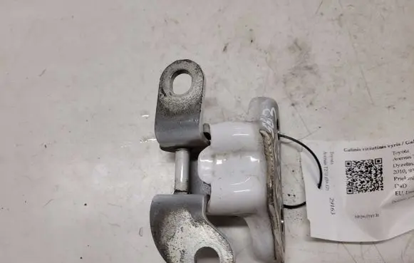 Toyota Avensis T270 Rear door upper hinge