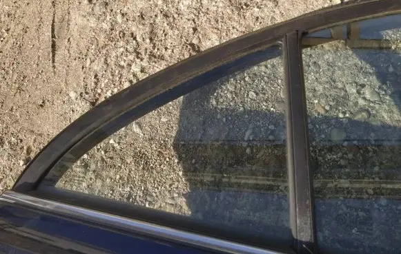 Toyota Avensis T250 Rear vent window glass 