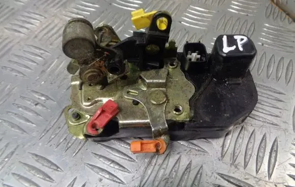Chrysler PT Cruiser Front door lock
