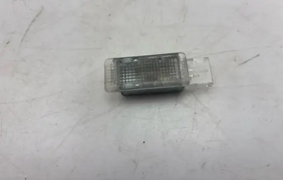 Volkswagen PASSAT B6 Other interior light 8L0947565