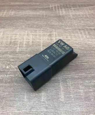 Volkswagen Golf VI Glow plug pre-heat relay 038907281D 0522120504