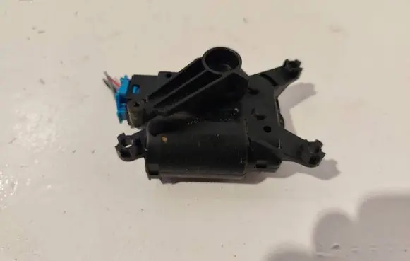 Volkswagen Touareg I Air flap motor/actuator 52411483R03 120705D05 3093694