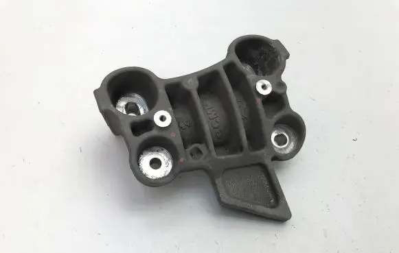 Opel Mokka B Engine mounting bracket 9826364780