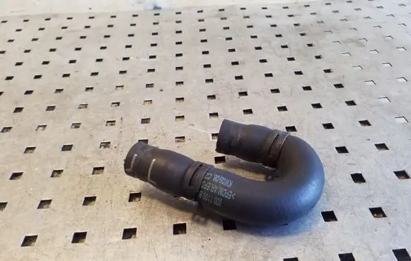 Land Rover Discovery 3 - LR3 Engine coolant pipe/hose 9007196B