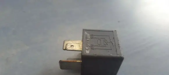 Volkswagen PASSAT B5.5 Other relay 8D0951253