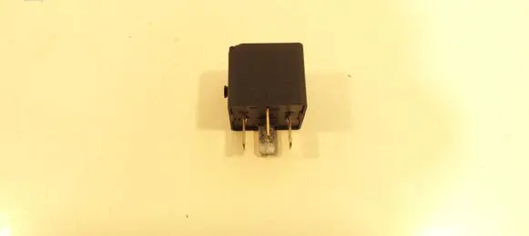 Volkswagen PASSAT B7 Other relay 4H0951253A