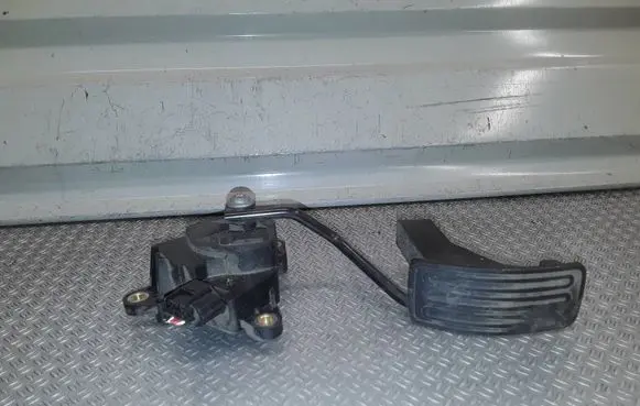 Nissan Qashqai Accelerator throttle pedal