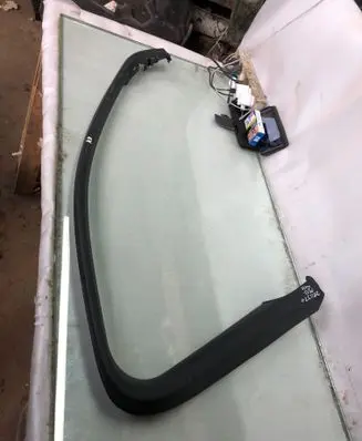 Mercedes-Benz GLC X253 C253 Front door window/glass frame A2537270371