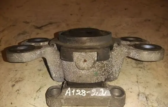 Volvo V40 Engine mount bracket 31316876