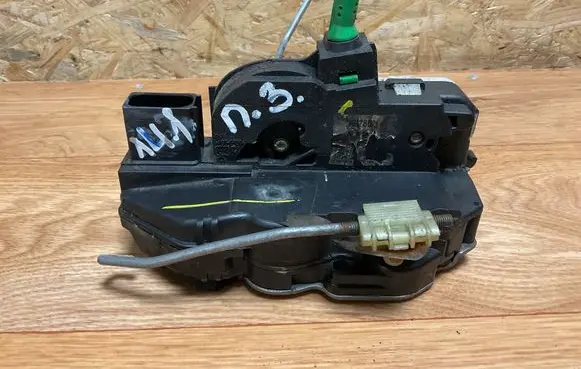 Opel Insignia A Rear door lock 13578025