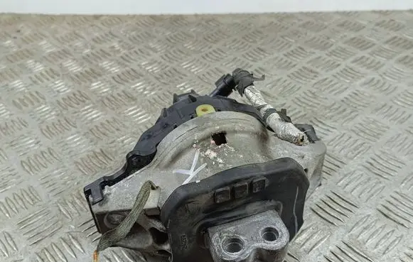 Jeep Grand Cherokee WL Engine mount bracket 68375805AE 095121137