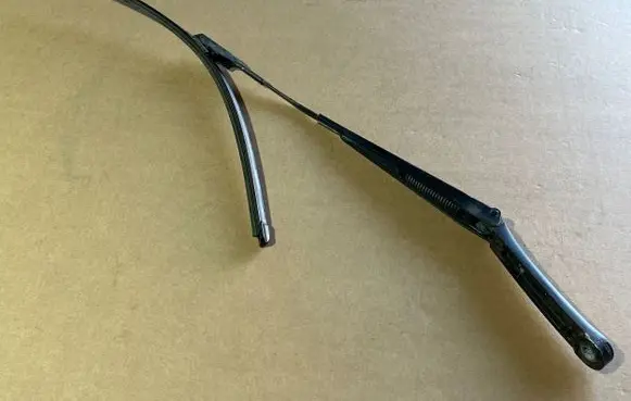Front wiper blade arm