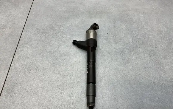 Opel Astra K Fuel injector 55570012