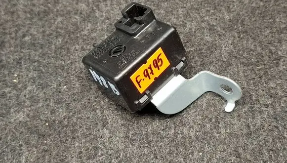 Toyota Avensis T250 Other relay 8665013010 0689003570
