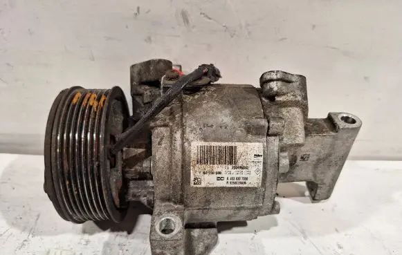 Renault Twingo III Air conditioning (A/C) compressor (pump) 926002090R
