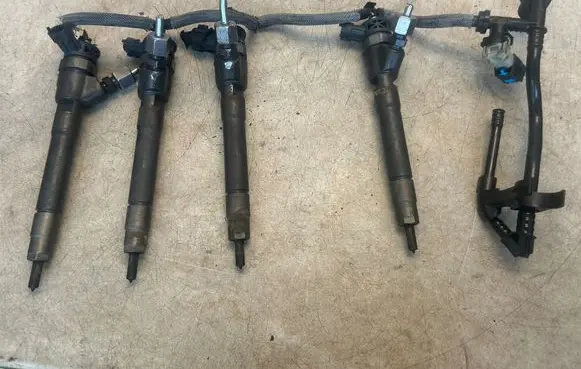 Opel Vivaro Fuel injector H8201055367 0445110414