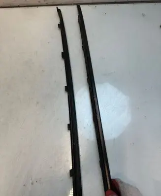 Suzuki Swift I Windshield trim 7716063J0