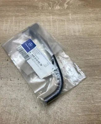 Mercedes-Benz E W124 Breather/breather pipe/hose A6050100370