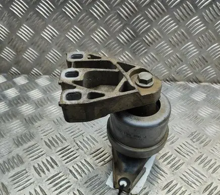 Volkswagen Transporter - Caravelle T6 Engine mount bracket 7E0199256J