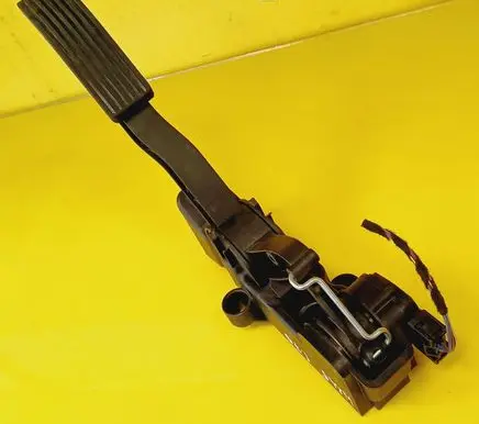 Accelerator throttle pedal