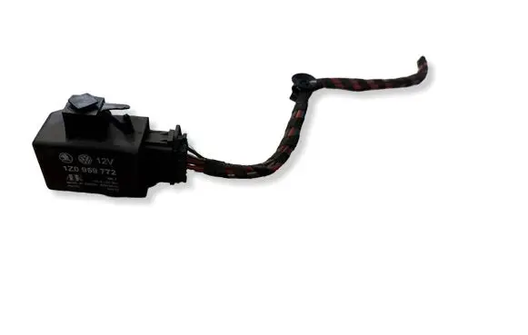 Volkswagen PASSAT B6 Seat heating relay 1Z0959772
