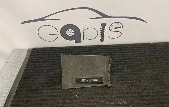 Mercedes-Benz GLE (W166 - C292) USB socket connector A1728202000