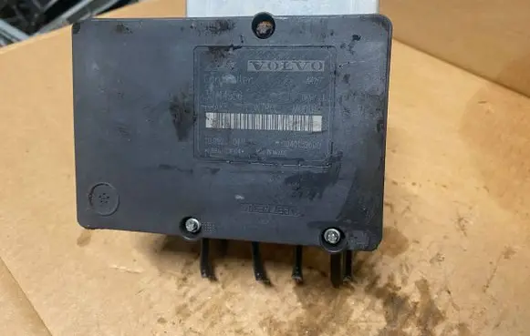 Volvo V70 ABS Pump 30714956 10092504113 P30714952