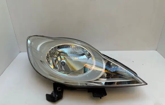 Peugeot 107 Headlight/headlamp 811100H110 90004921