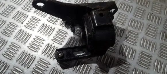 Toyota RAV 4 (XA20) Engine mount bracket
