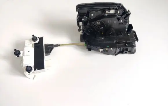 BMW 7 G11 G12 Front door lock 2581905 7368449