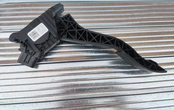 Volkswagen Touran III Accelerator throttle pedal 5Q1723503L 6PV01062183