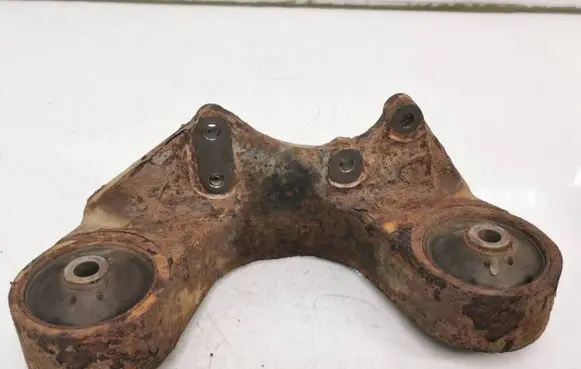 Suzuki Grand Vitara II Rear differential/diff mount bracket 
