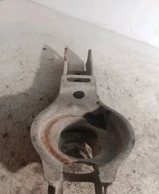Volvo V70 Lower shock absorber bracket D000000