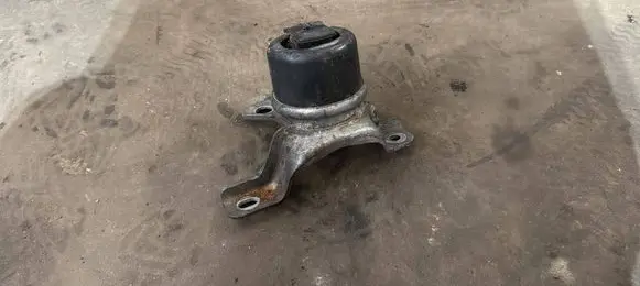 Volvo XC70 Engine mount bracket 30636633