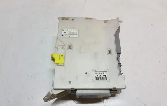 Lexus IS 220D-250-350 Fuse module 8273053022