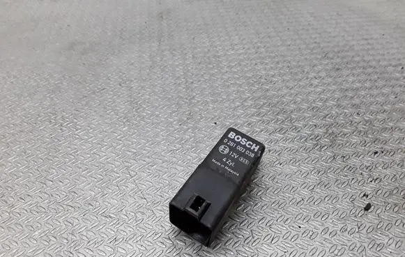 Volkswagen Touran I Glow plug pre-heat relay 0281003038