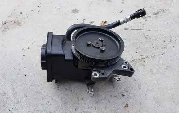 BMW X3 E83 Power steering pump 7787106
