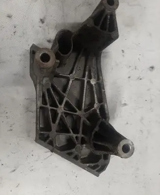 Volkswagen Polo IV 9N3 Engine mount bracket 045199207G