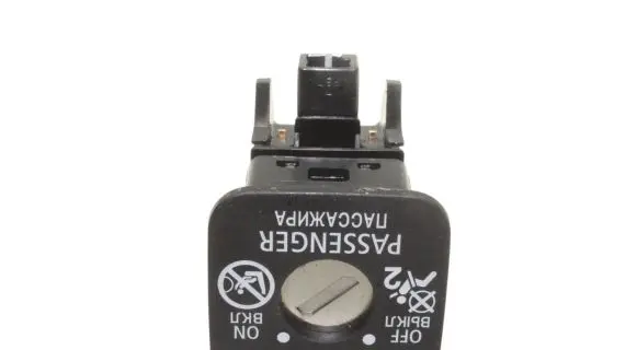 Mitsubishi Outlander Passenger airbag on/off switch 