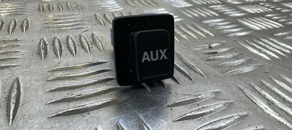 Honda CR-V AUX in-socket connector M46574
